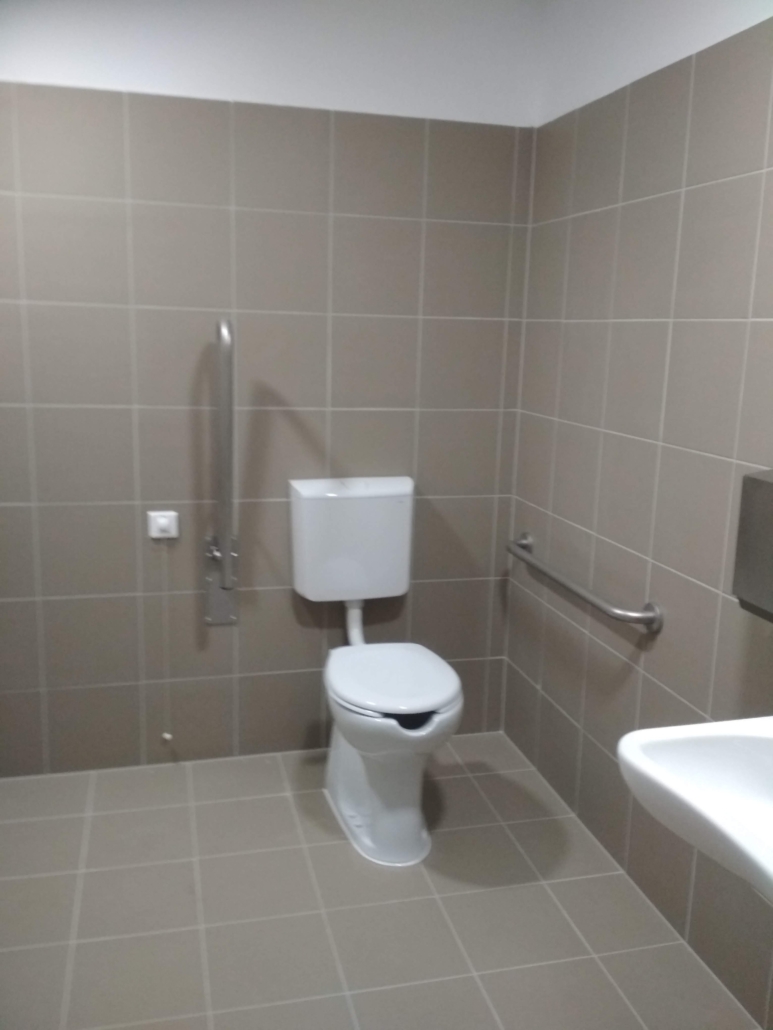 megvalósult_akadálymentes_mosdó